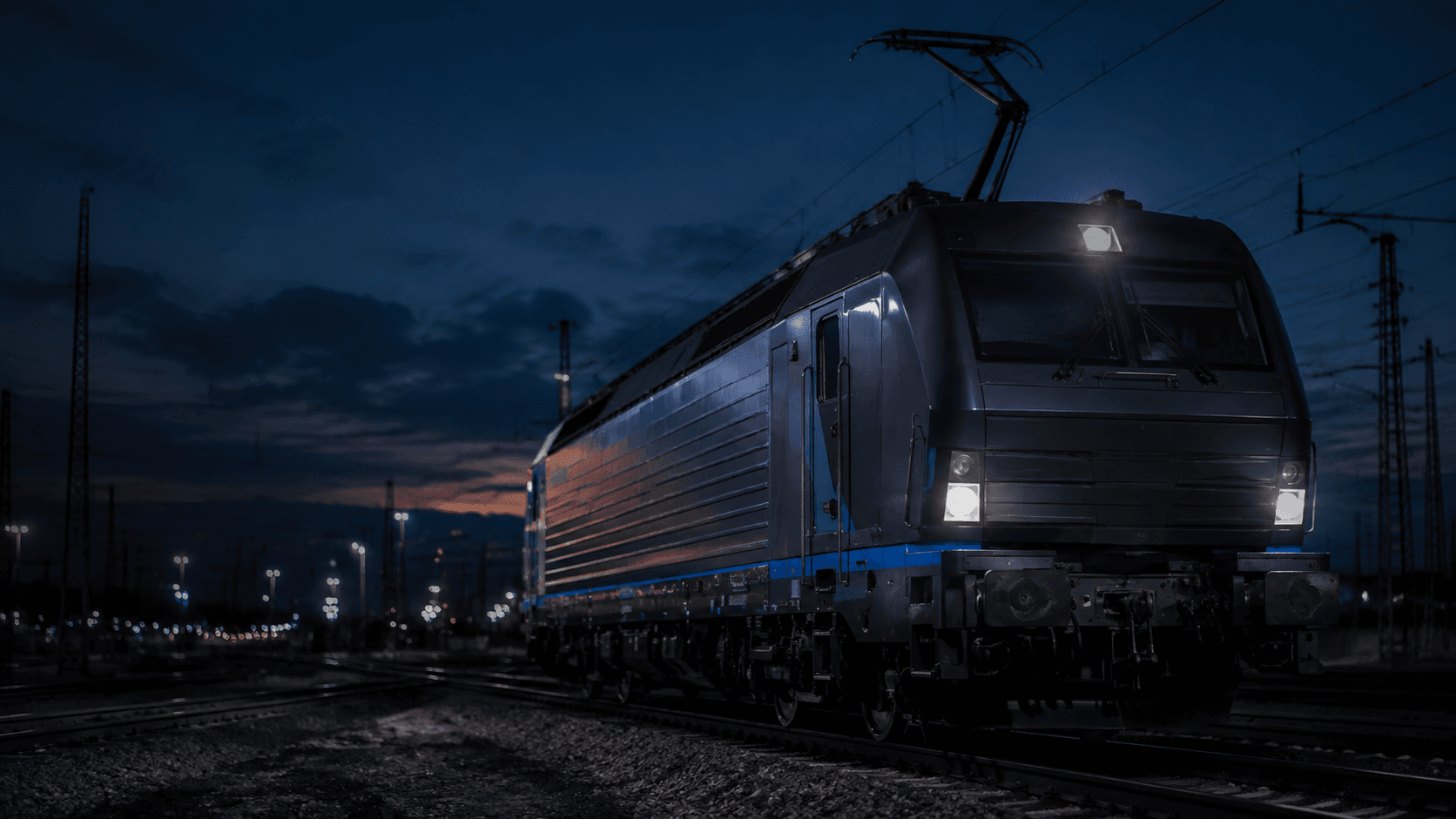 Moderne elektrische Lokomotive bei Abenddämmerung
